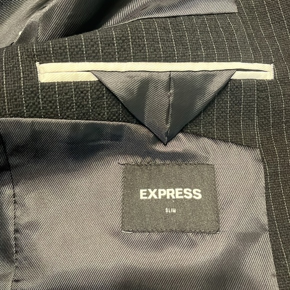 Gorgeous blazer, never worn. Subtle grey/white pinstripes. Slim fit. - Picture 6 of 6